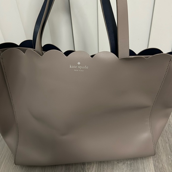 kate spade Handbags - It’s an amazing size, that fit a lot of stuff. Is in excellent condition